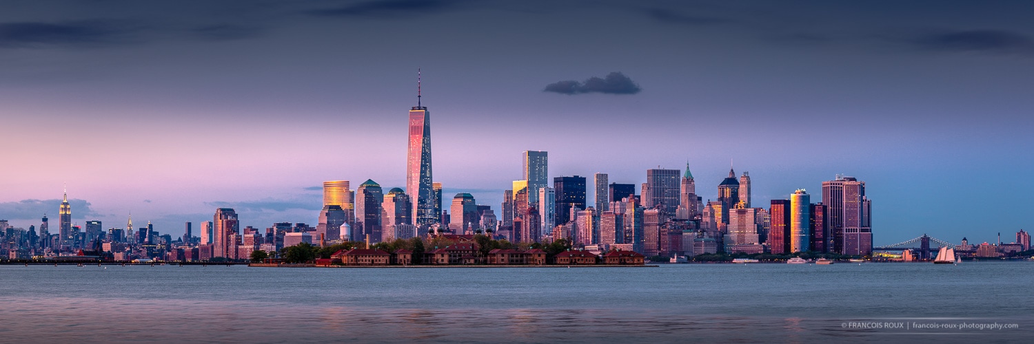 Panoramic photo of Lower Manhattan at dusk with the One World Trade Center skyscraper - New York City - Francois Roux Photography